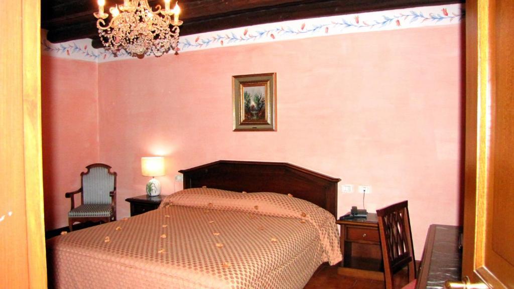 Agriturismo Cassinazza Orsenigo الغرفة الصورة